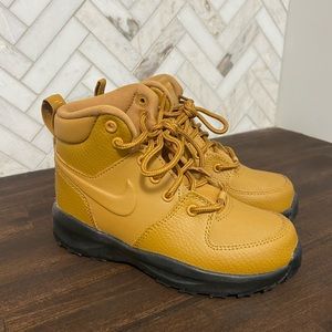 Boys Nike Manoa boots 11c